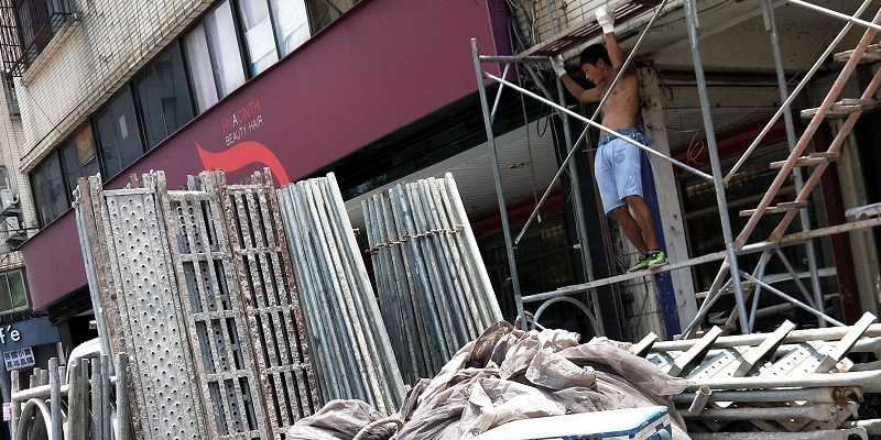 小偉鷹架高雄鷹架工程案例：高樓建築外牆鷹架大圖